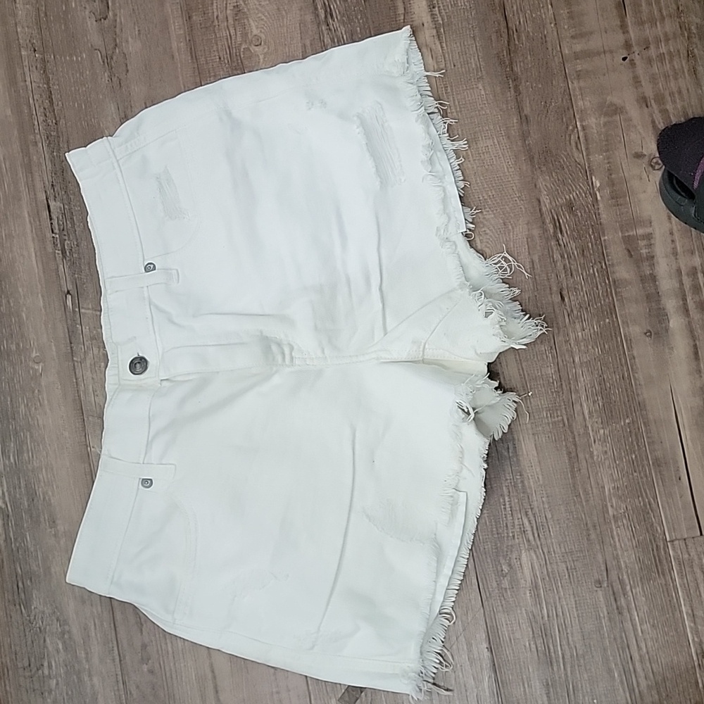 White shorts - Picture 1 of 4
